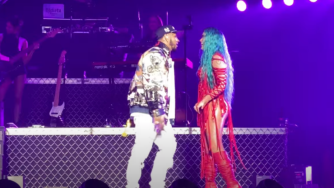 VIDEOS: Anuel AA sorprende a Karol G en pleno concierto en Puerto Rico y se dicen “Te Amo”