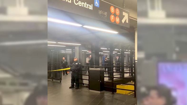 Hombre es apuñalado en estación de metro de Times Square