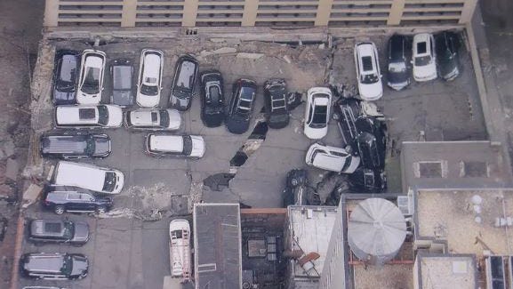 Fotos aéreas muestran la destrucción del estacionamiento que se desplomó en NYC; propiedad tenía 4 violaciones abiertas