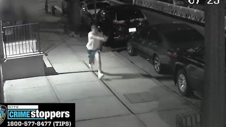 VIDEO: Hombre recibe disparo en el estómago en un desenfrenado tiroteo en Queens