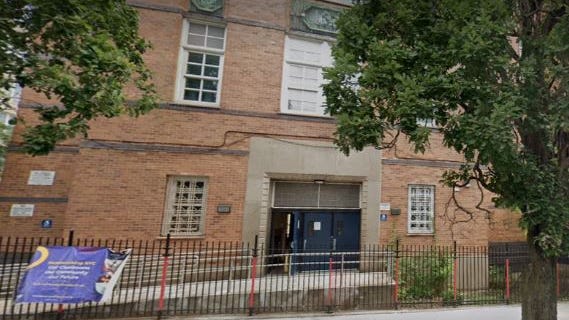 Detenida trabajadora de la cafetería de una escuela secundaria de Brooklyn tras presuntamente golpear en la cabeza a estudiante de 16 años