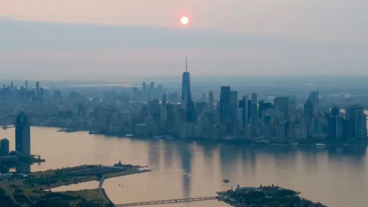 El humo de los incendios forestales y las tormentas amenazan NYC viernes y sábado