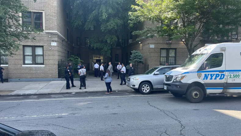 Apuñalan a una oficial de policía de NY que se encontraba fuera de servicio, su marido está detenido