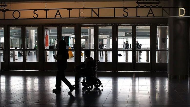 Hombre de 19 años es apuñalado en la terminal del ferry de Staten Island durante hora pico de la mañana; hay 4 detenidos