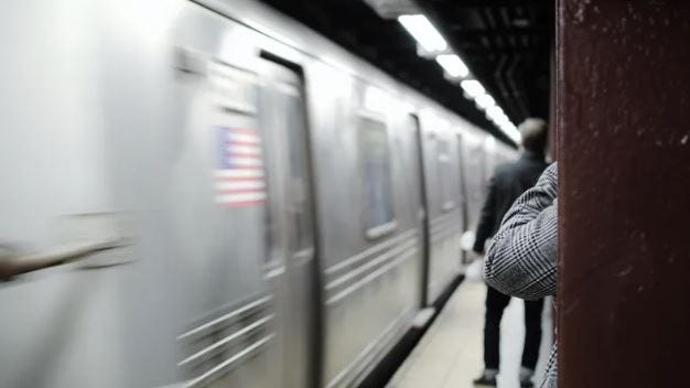 Niña de 14 años es apuñalada en una pelea en el metro de Manhattan