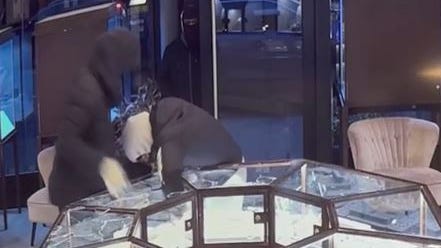 VIDEO: Ladrones roban $2 millones de joyería en Brooklyn en cuestión de segundos