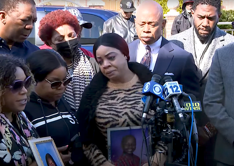 La madre de 'Kade' Lewin, Suzette Lewin, habló brevemente en la rueda de prensa mientras sostenía una foto de su hijo.