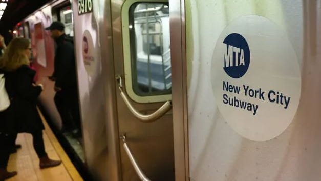 Hombre muere atropellado por el metro en estación de Manhattan