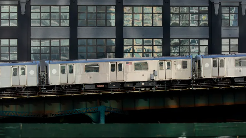 Adolescente herido de gravedad tras golpearse la cabeza mientras “surfeaba” sobre el metro de NYC