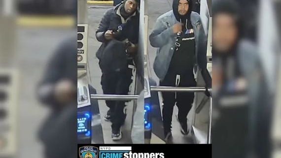 Ladrones armados emboscan a un pasajero del metro en las escaleras de una estación en Midtown y se lo llevan a un cajero automático