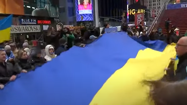 VIDEO: Manifestantes a favor de Ucrania se concentran en Times Square y marchan tras la invasión rusa