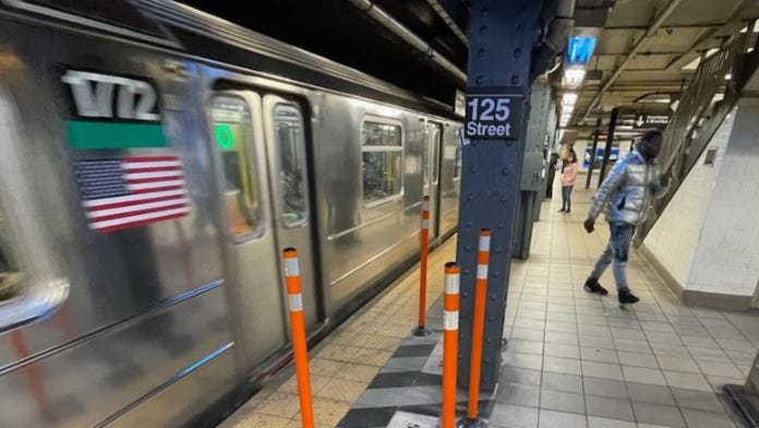 La MTA instala postes de seguridad en andén del metro en Harlem para evitar ataques a los conductores