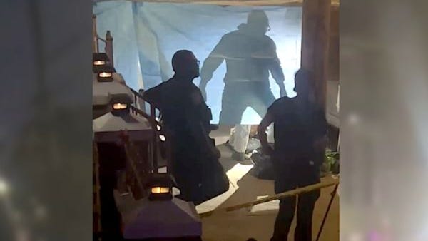 Hombre acusado de asesinato por la muerte de su madre y su hermano encontrados en una bolsa de basura en Queens