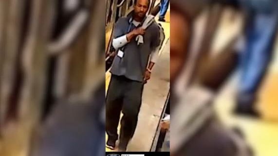 Pasajero del metro es apuñalado en el estómago y acosado por un hombre con un picahielos en estación de Brooklyn