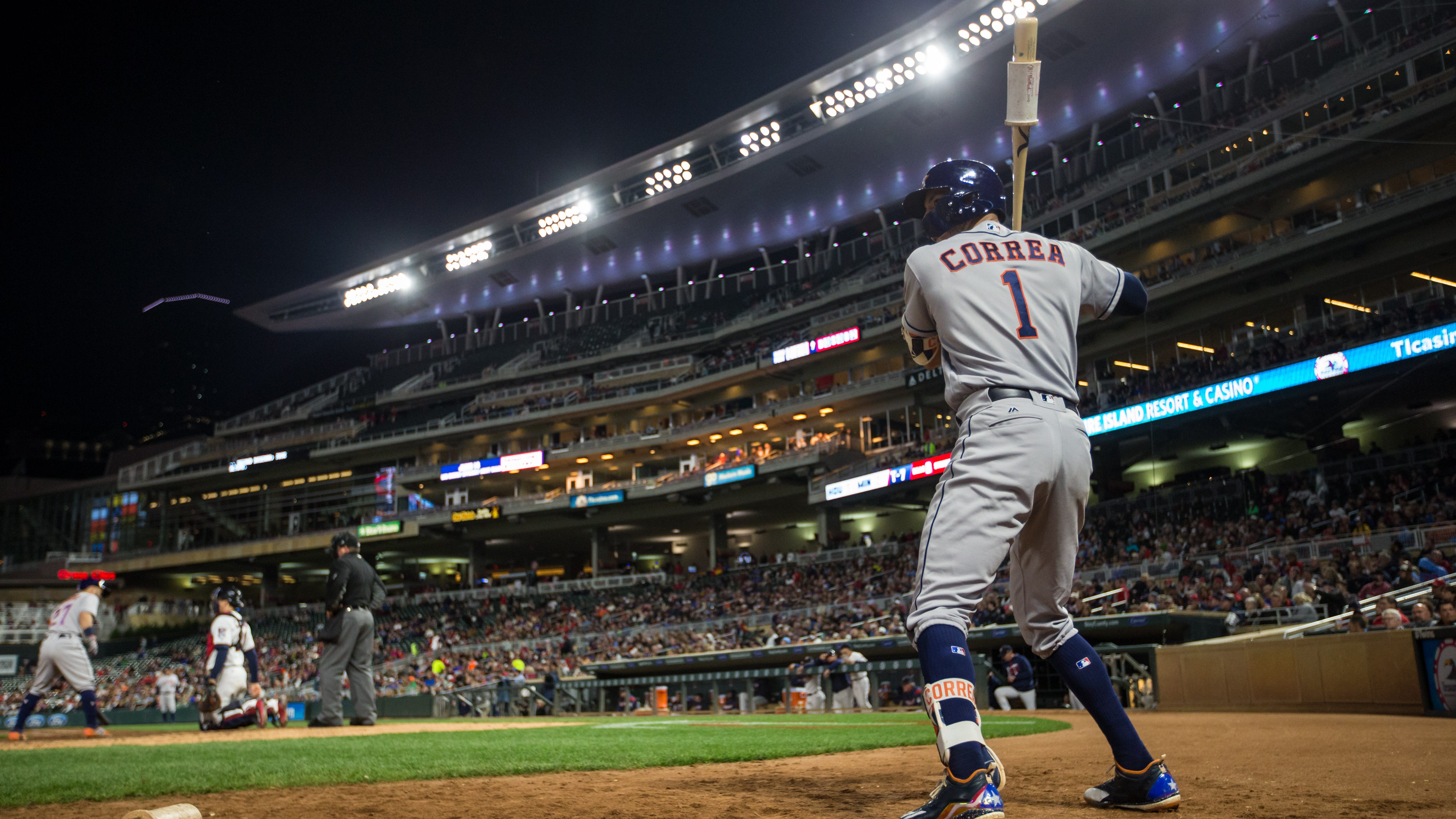 Twins agree to terms with star free agent Carlos Correa