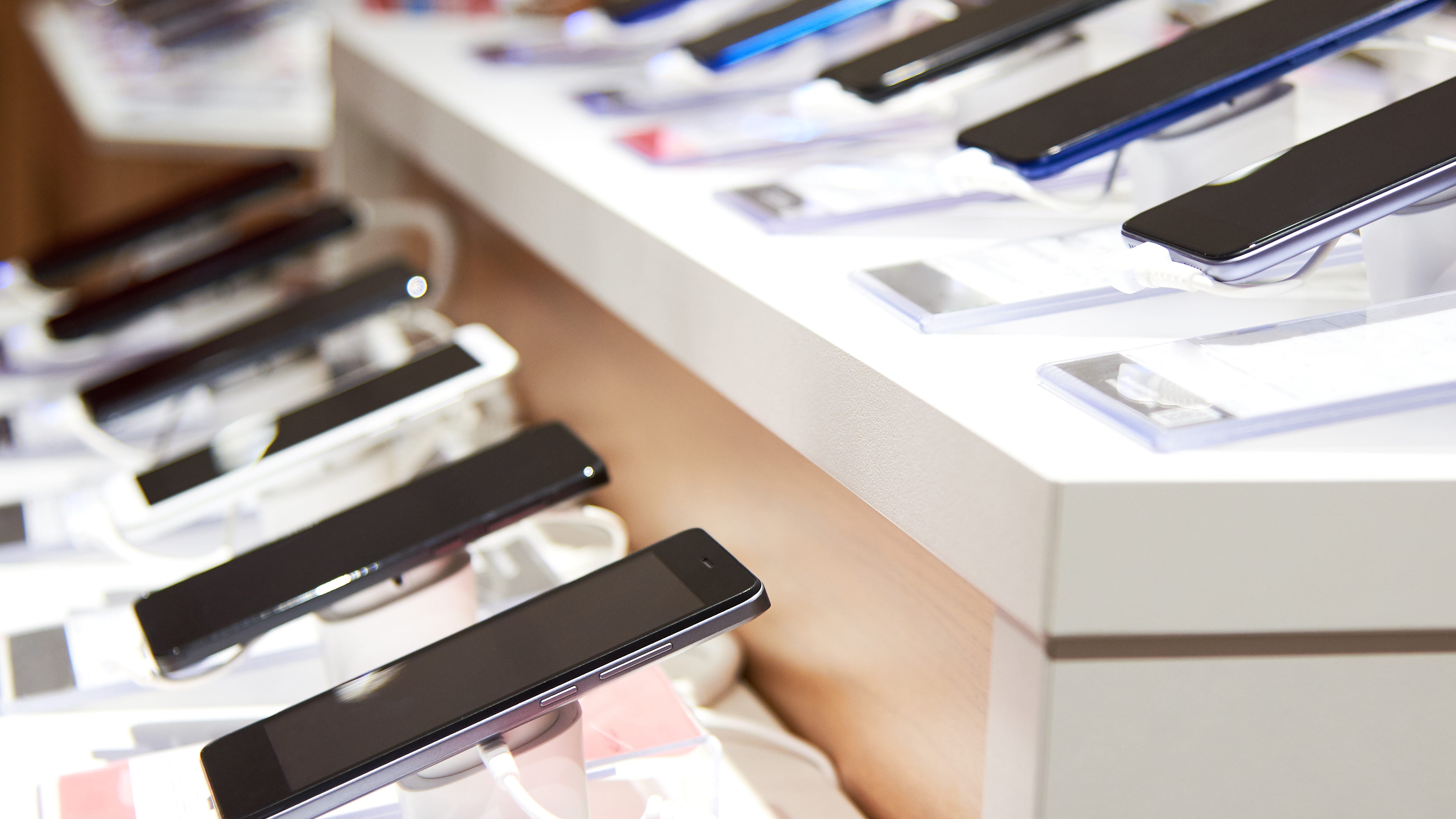 Troy police: suspects steal $2 million worth of cell phones from Super Fair Cellular