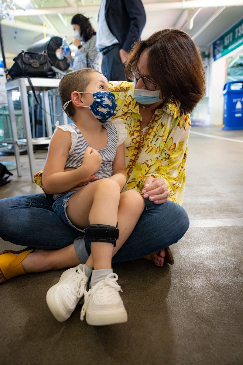 Charlotte Anderson with Dana-Farber director of family and patient programs Lisa Scherber (Credit: 13 Photography)