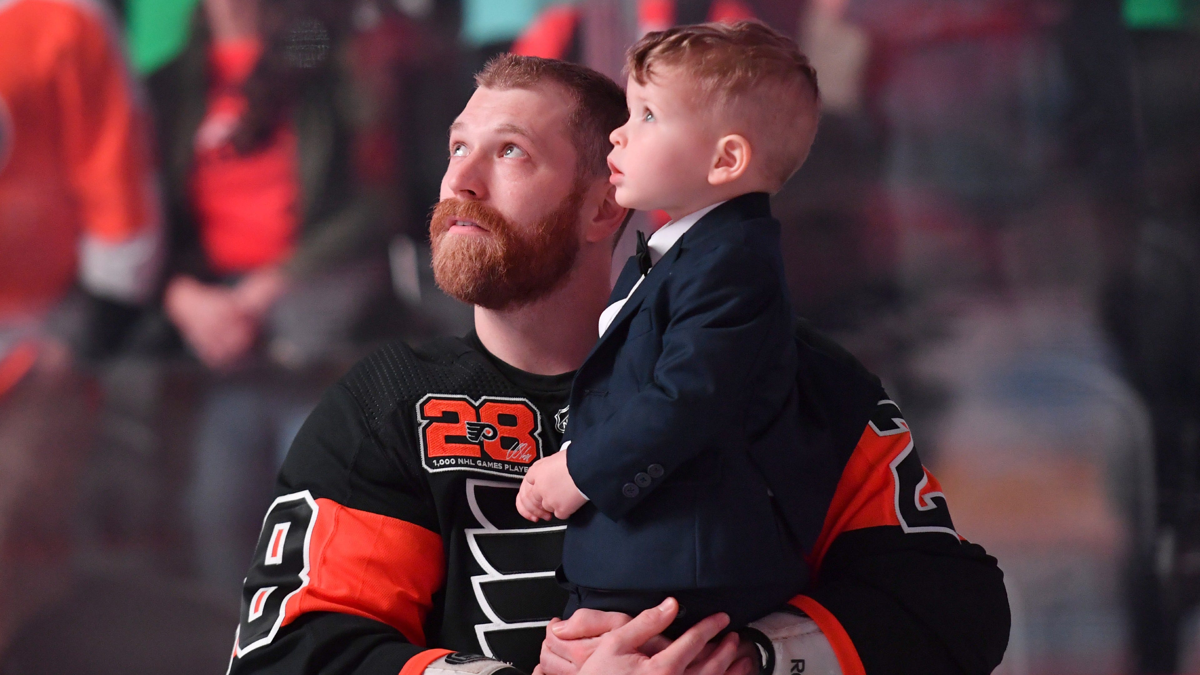 With trade winds swirling, Claude Giroux salutes Wells Fargo crowd in potential Flyers’ finale