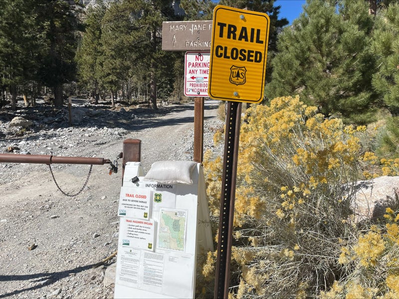 A sign warns of a closed hiking trail in the Spring Mountain Recreation Area