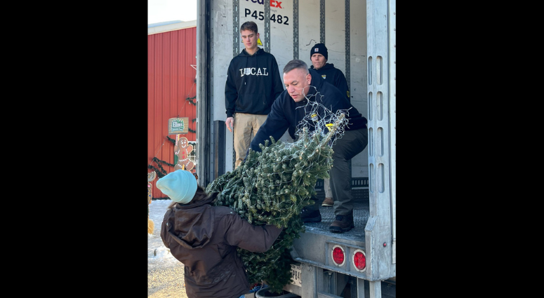 New York National Guard Soldiers Volunteer to Assist in Trees for Troops