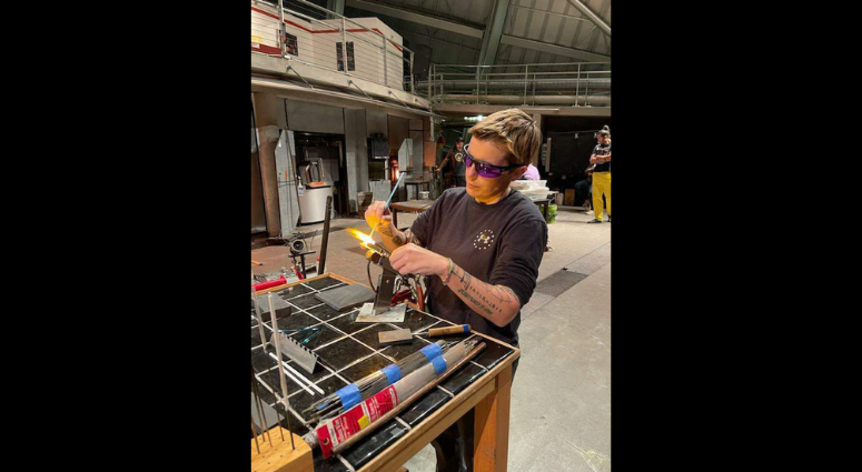 Recovering soldiers learn to make glass works of art