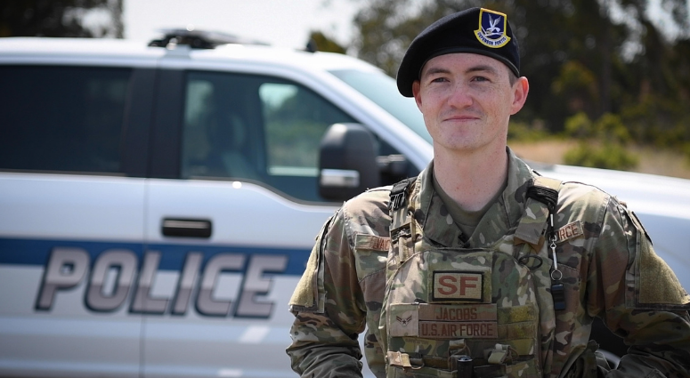 Airman rescues veteran from a house fire