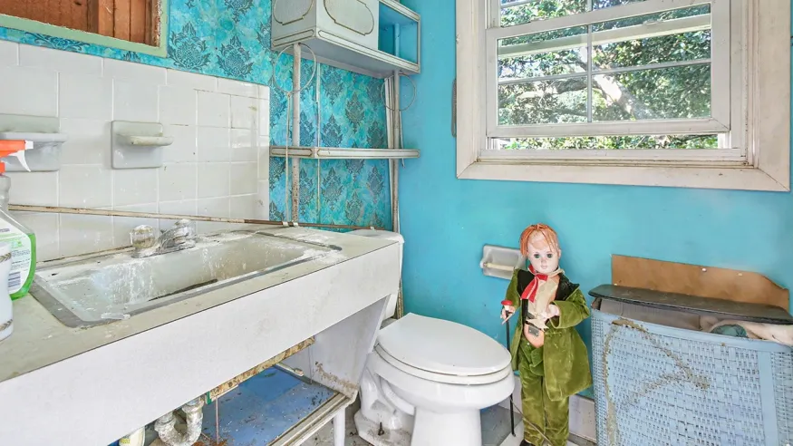[PHOTOS] Louisiana realtor uses 'creepy dolls' to sell rundown home