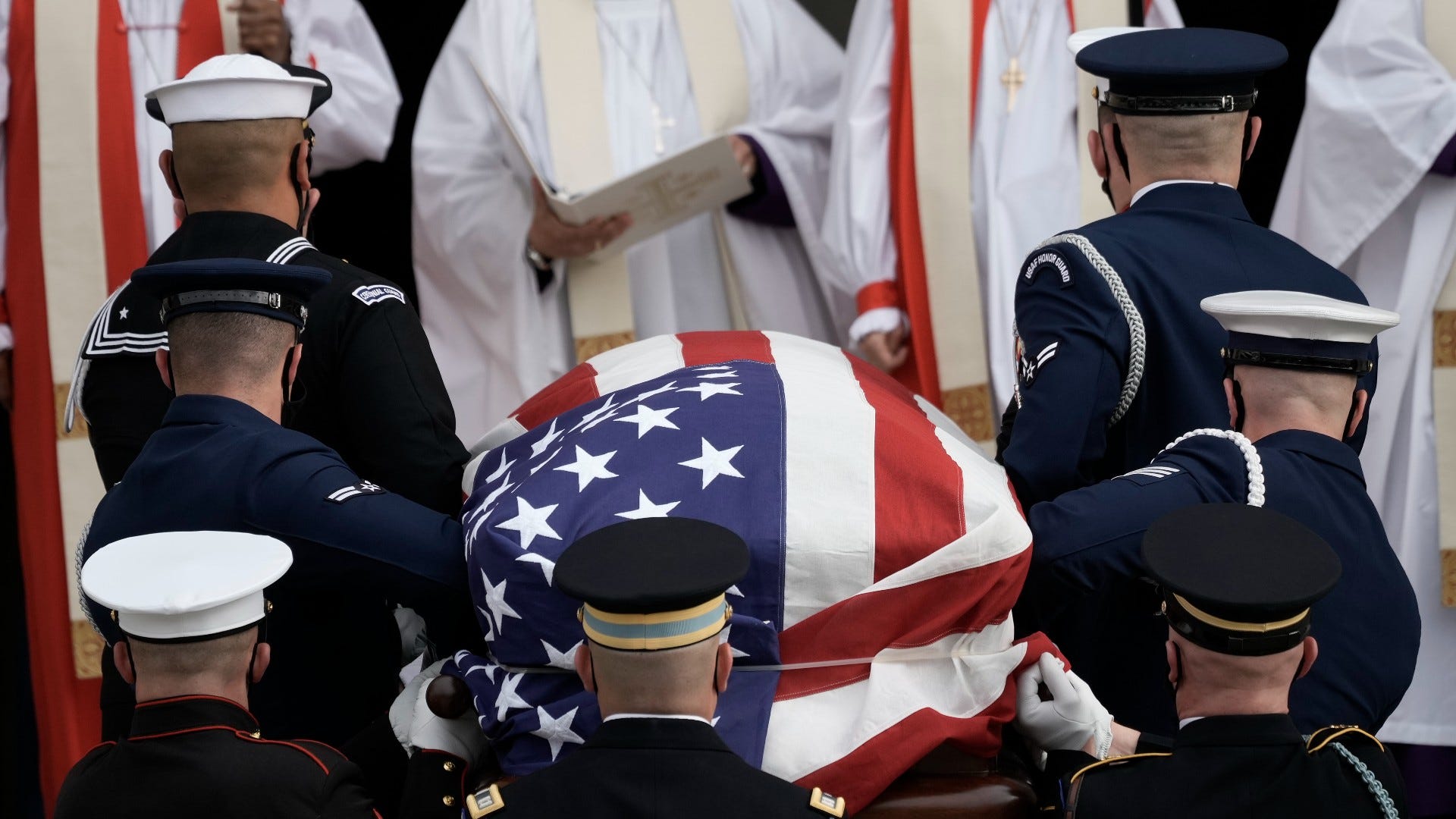 Bob Dole's life of selfless service honored at WWII Memorial