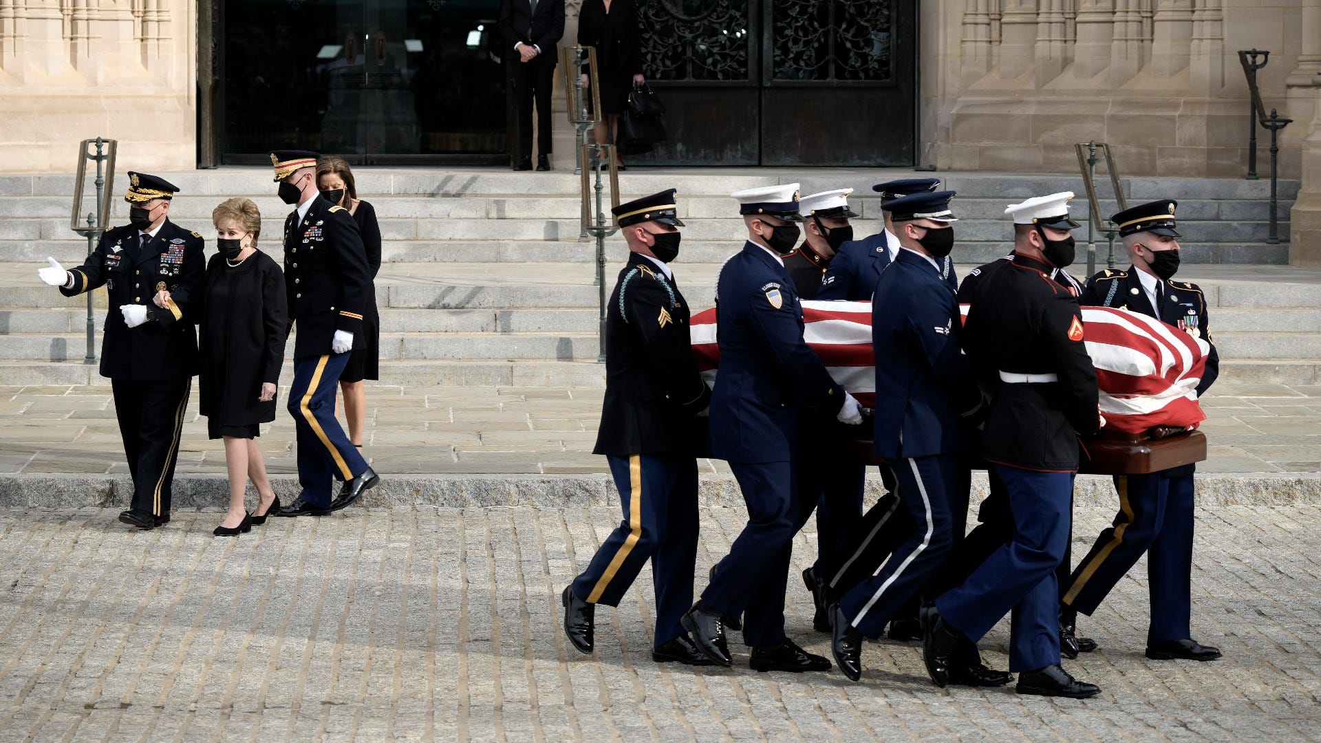 World War II vet, Sen. Bob Dole to be buried at Arlington on Feb. 2.