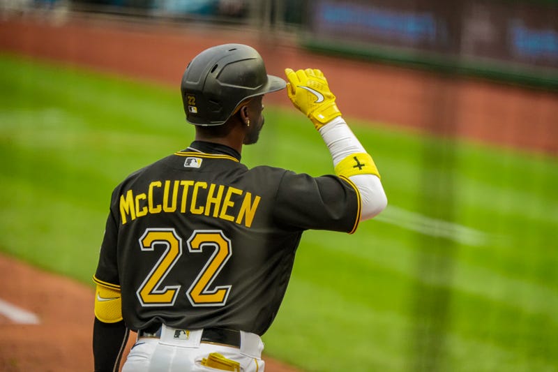 Andrew McCutchen tips hat to crowd
