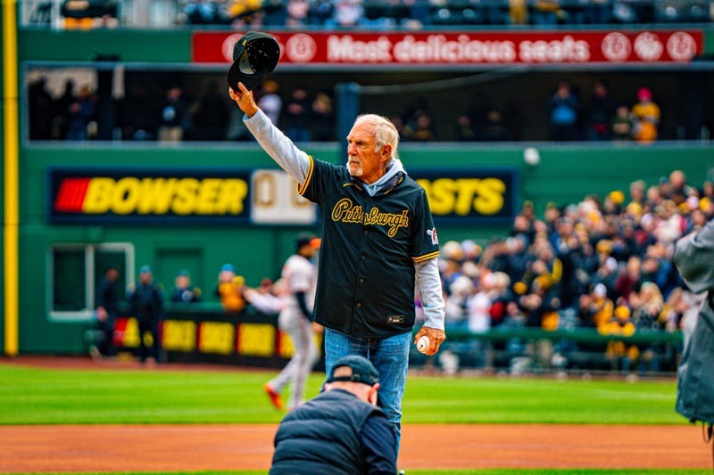 Jim Leyland tipping hat to crowd