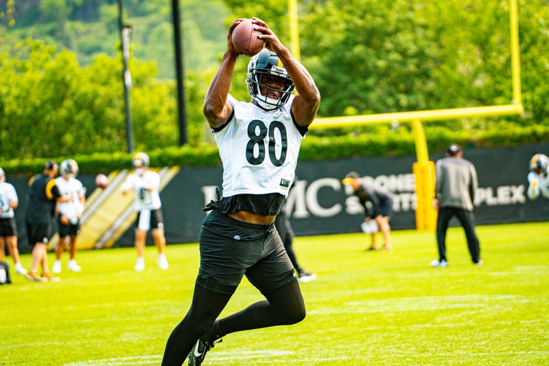 Darnell Washington catching a pass in practice