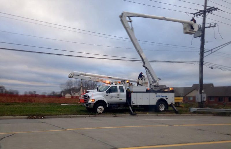 DTE crew repairs powerlines
