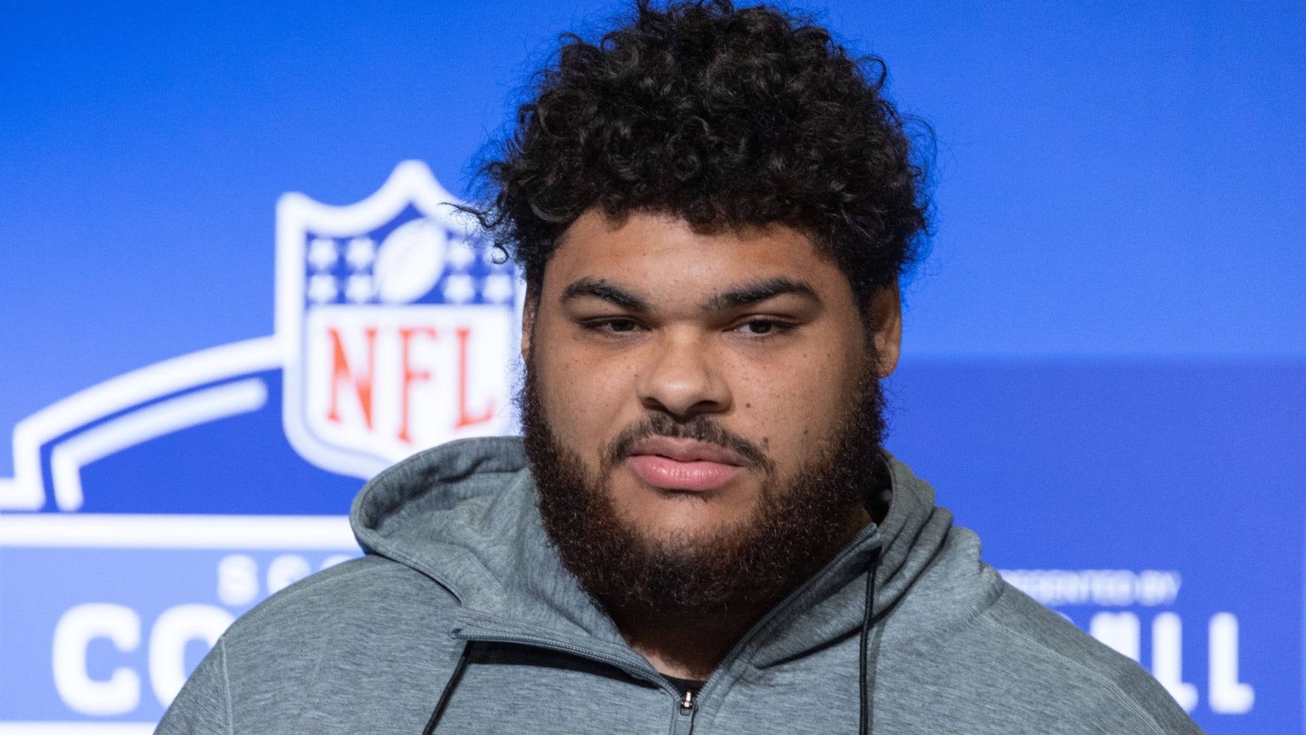 Bears select Tennessee OT Darnell Wright at No. 10 overall in 2023 NFL Draft after passing on Georgia DT Jalen Carter by trading back 1 slot