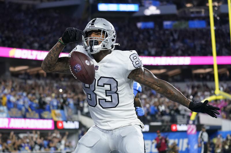 Raiders' TE Darren Waller celebrates after catching a touchdown pass