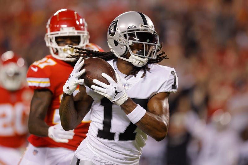 Davante Adams takes off after catching a pass against the Kansas City Chiefs