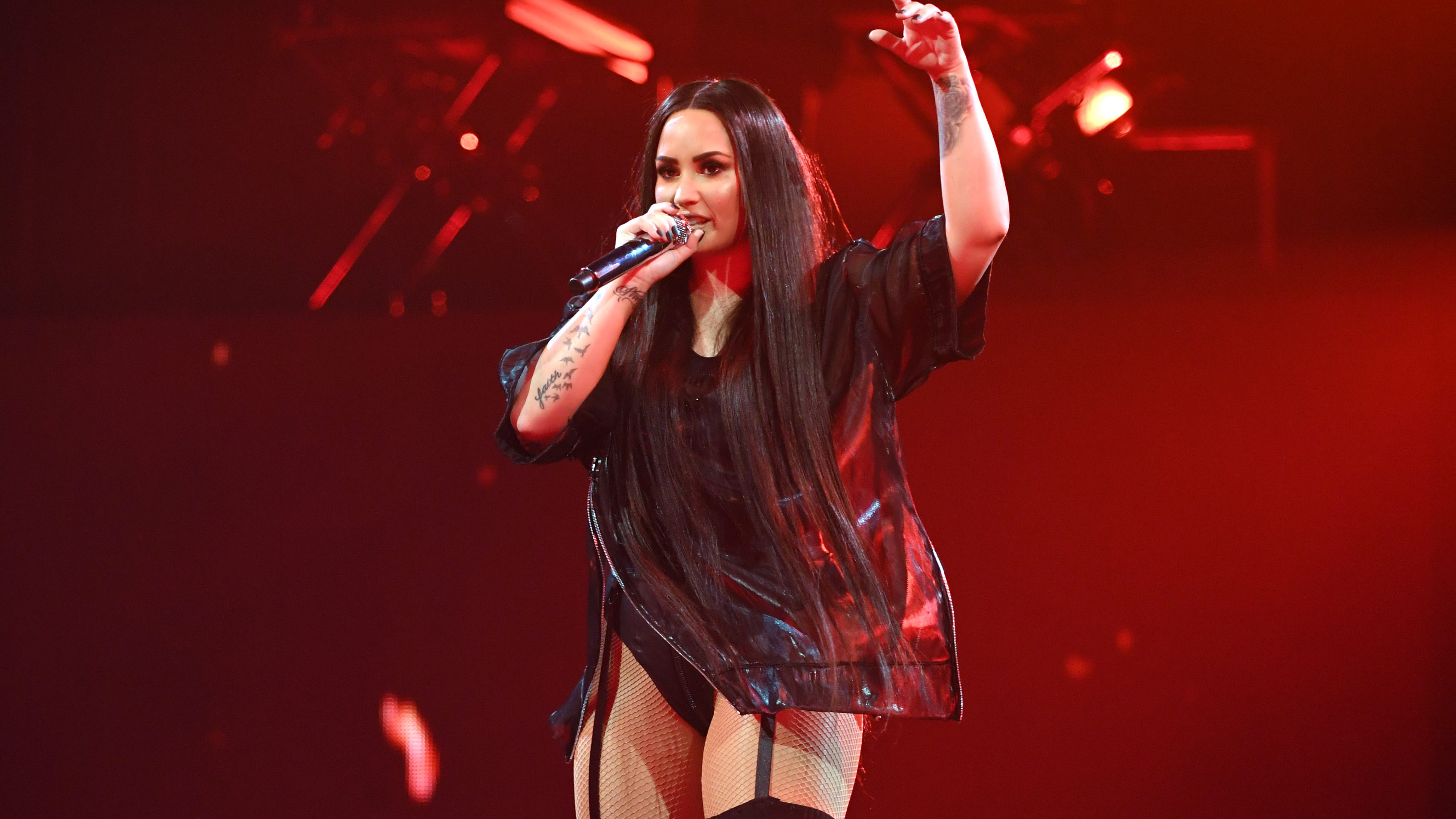 Demi Lovato Surprises Emo Nite, Sings Paramore with We The Kings’ Travis Clark