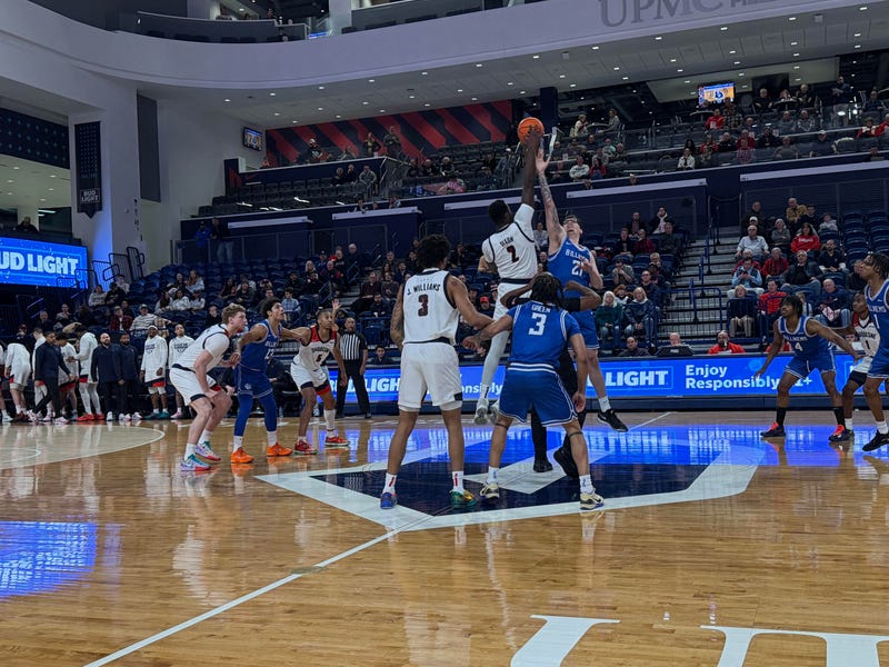 Duquesne jump ball against St. Louis