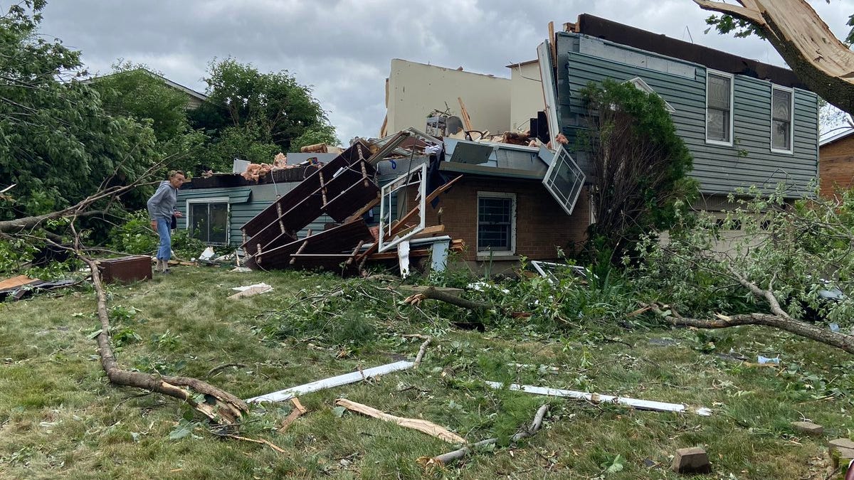West suburban residents continue clean up efforts following Sunday night's tornado