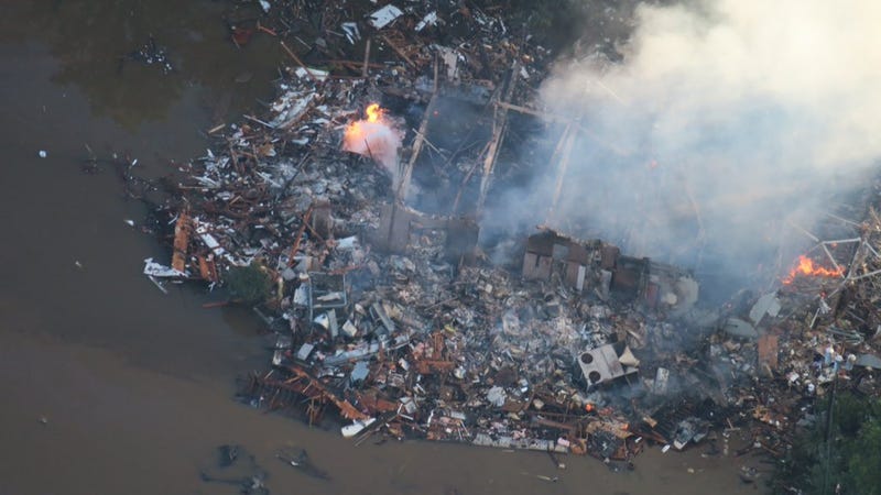 FOTOS: Explota salón de banquetes de NJ, las aguas de la inundación complican labor de los bomberos