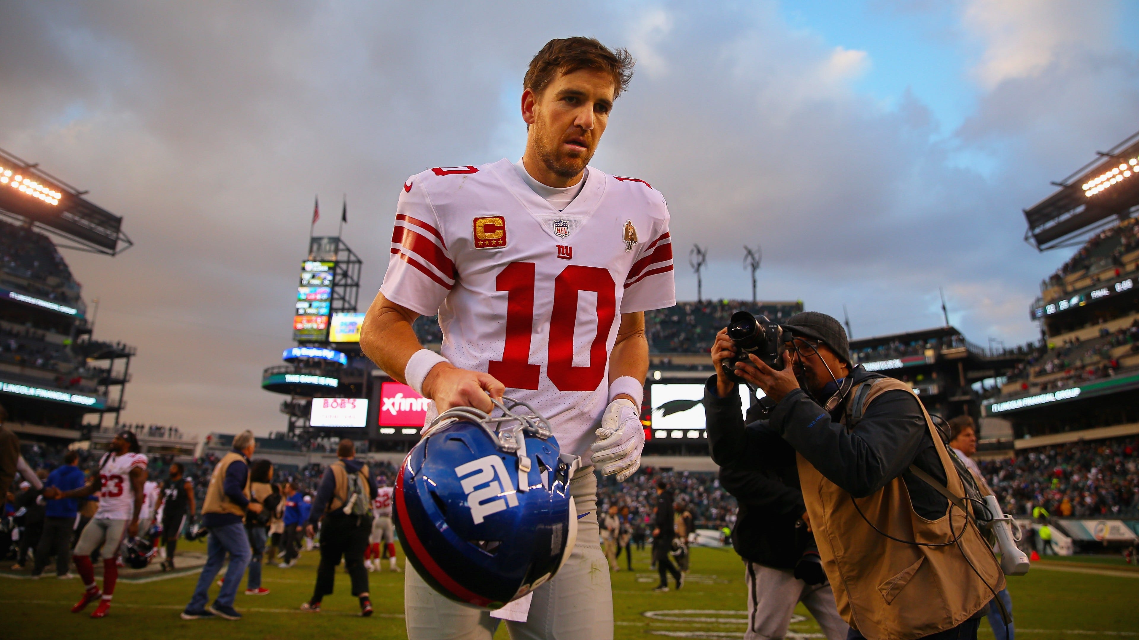 Eli Manning gives double bird back to 9-year-old Eagles fan during broadcast