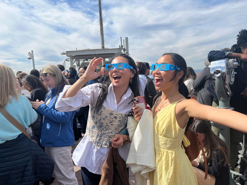 New Yorkers gather to watch the eclipse
