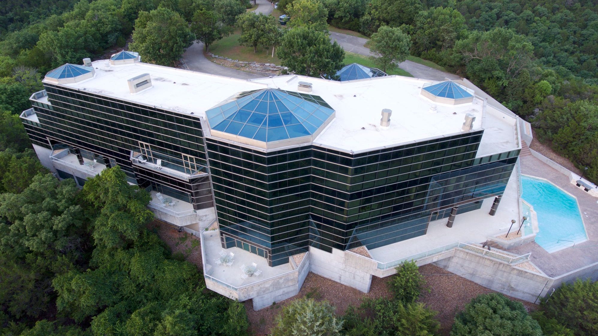 PHOTOS: Mansion fit for Bond villain, Missouri’s $80 million ‘Crystal Palace’ for sale