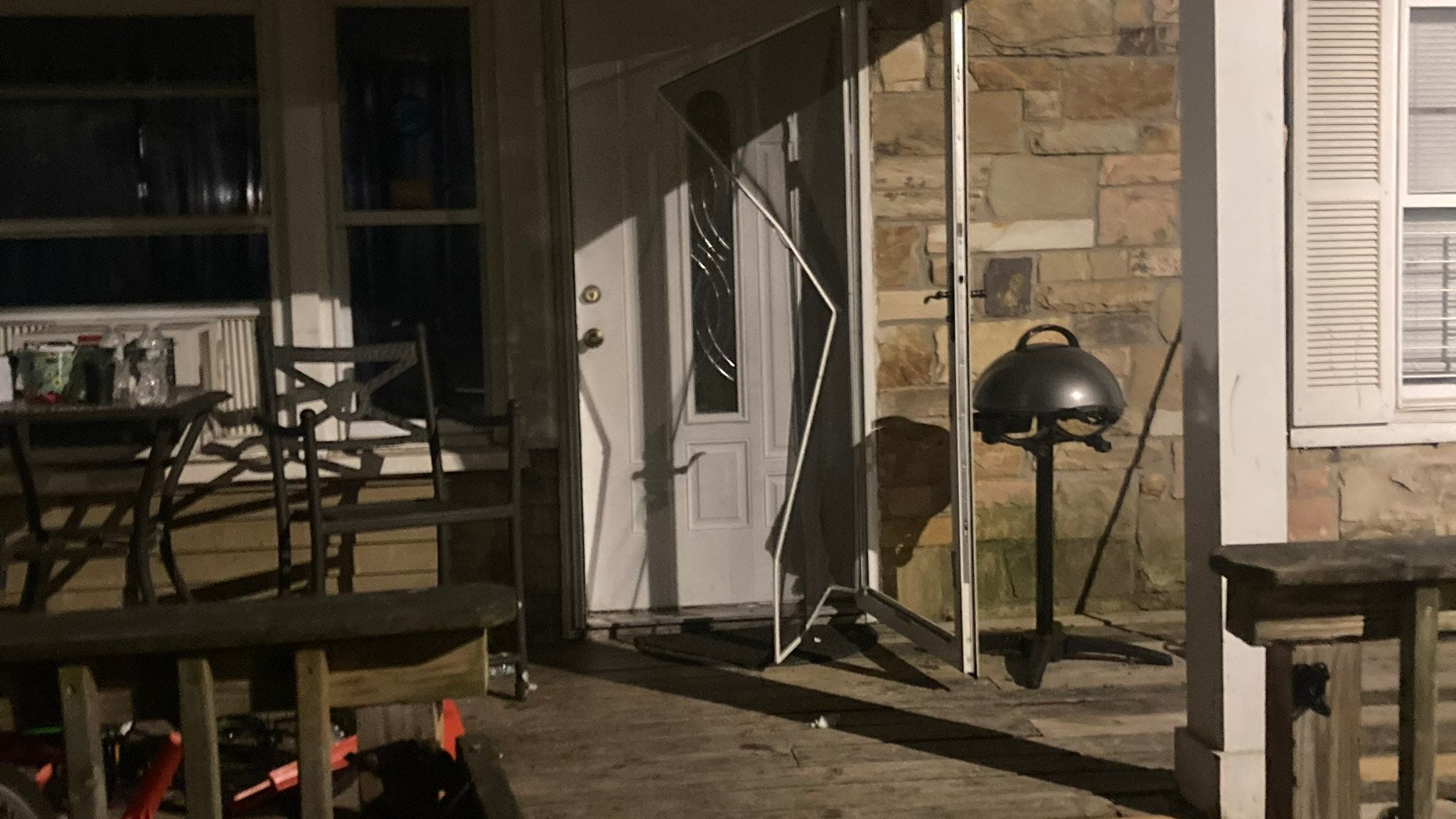 LI standoff suspect kills self after stray bullet hits 3-year-old girl jumping on couch next door: police