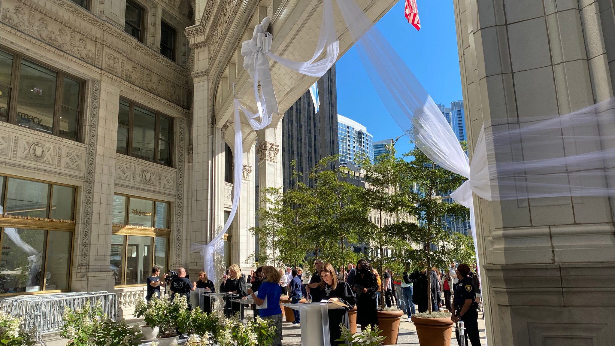 100 people marry at Wrigley Building, celebrating its centennial anniversary