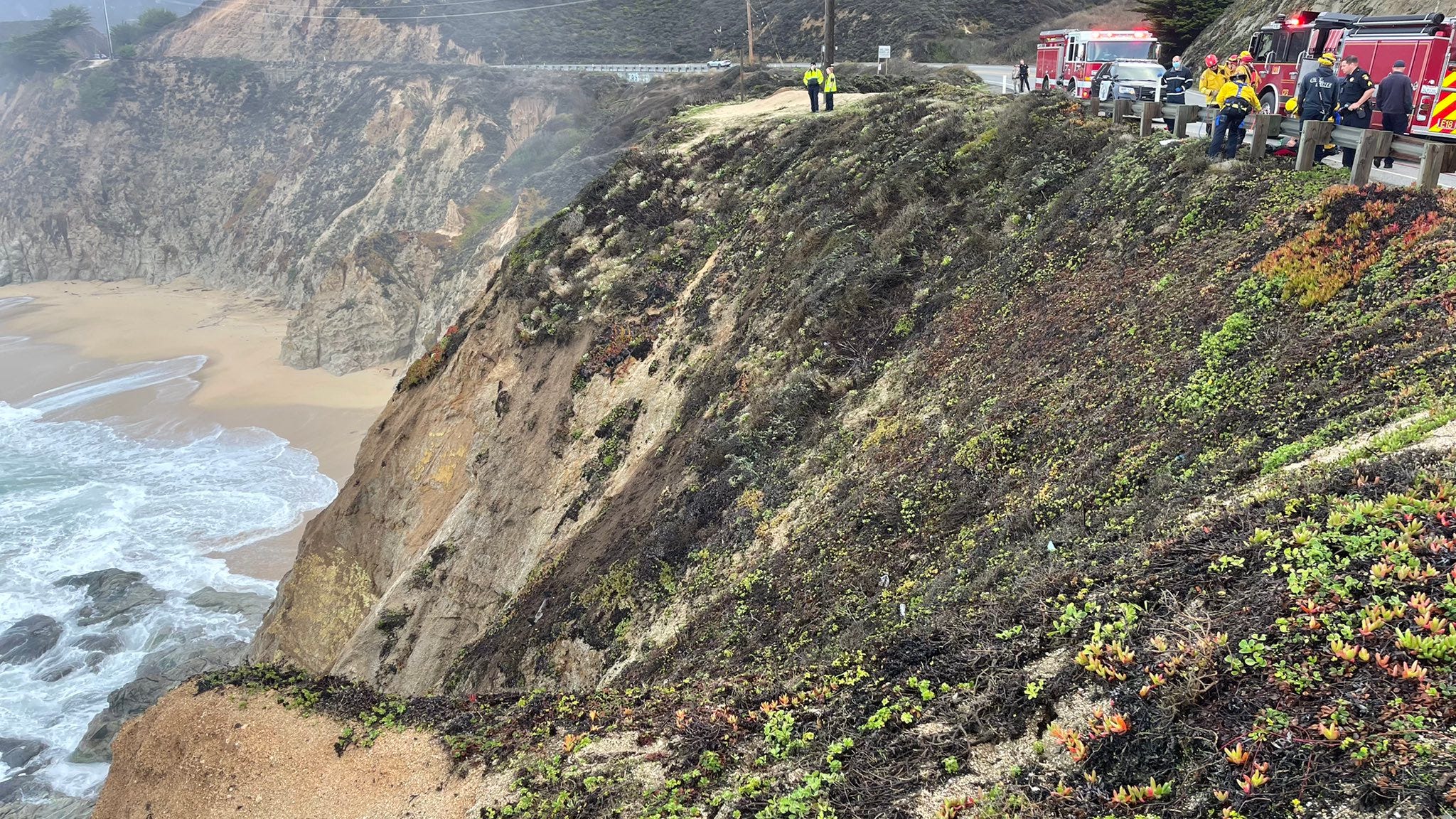 VIDEO: Officer rescues driver clinging to rocks after car plummets off cliff along Highway 1