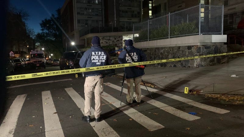 Hombre armado con un cuchillo apuñala mortalmente a un estudiante de Columbia y hiere a un turista