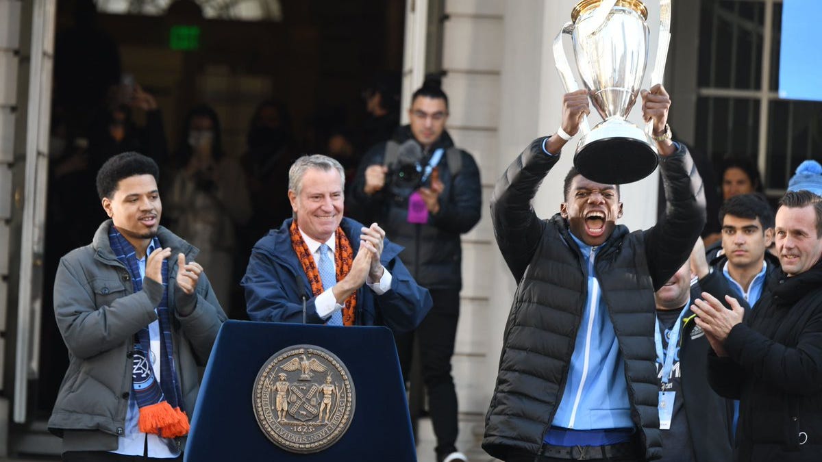 NYCFC celebrates first championship with City Hall celebration, NY landmarks lit blue