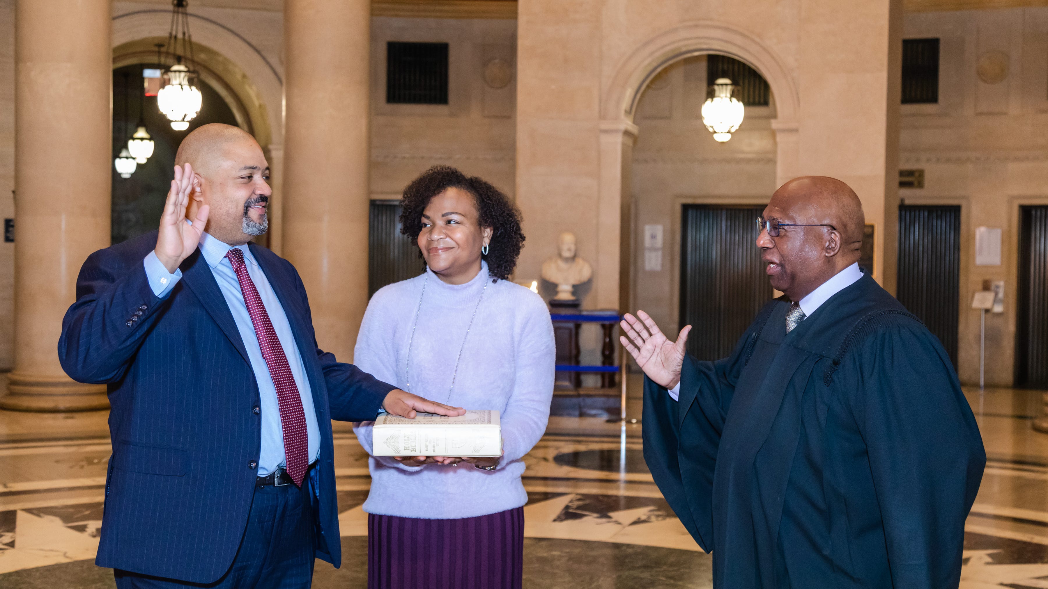 Alvin Bragg sworn in as Manhattan DA, taking over Trump case