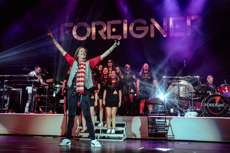 Hatboro-Horsham High School, B101's Christmas Choir (in July) Champions performs with Foreigner